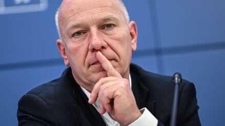 Berlins Regierender Bürgermeister Kai Wegner (CDU) steht wegen eines Tennisspiels während des Stromausfalls am Samstag in der Kritik.