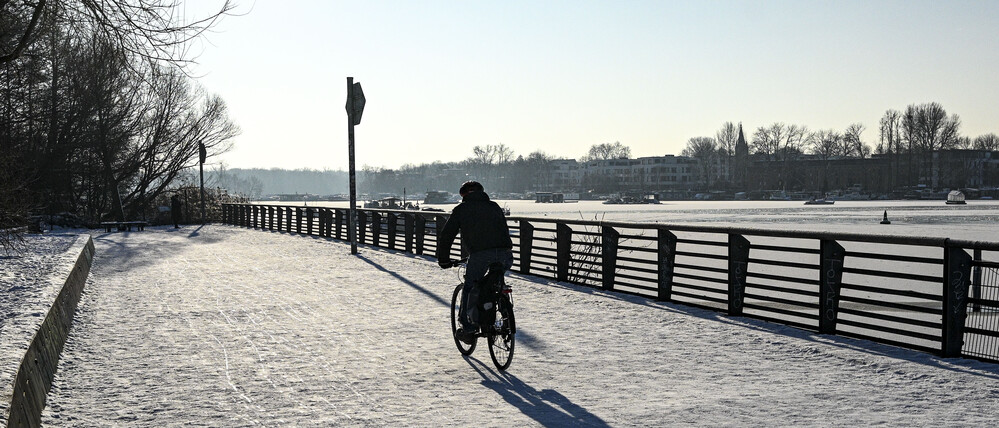 Die vereiste Promenade an der Rummelsburger Bucht gehört zum offiziellen Berliner Radroutennetz.