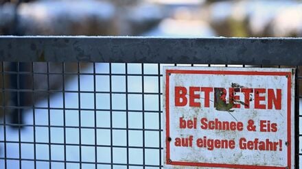 Schnee und Eis auf nicht geräumten Gehwegen können zu gefährlichen Rutschbahnen werden.