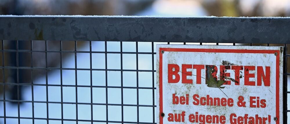 Schnee und Eis auf nicht geräumten Gehwegen können zu gefährlichen Rutschbahnen werden.