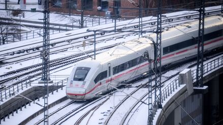 Ein ICE-Zug fährt aus dem Berliner Hauptbahnhof.