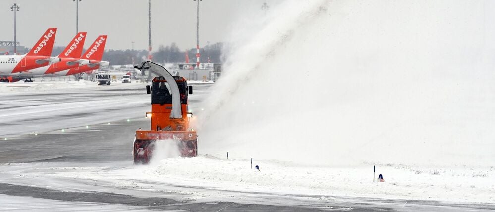 Bei Schnee müssen auf dem Gelände des BER 365 Hektar geräumt werden. (Archivfoto)