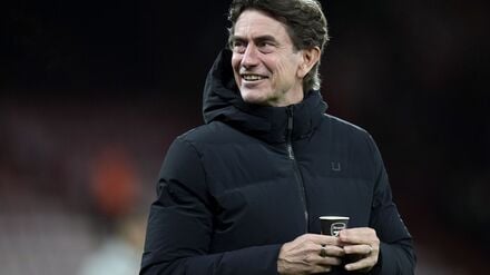Wegen eines Kaffeebechers mit Arsenal-Logo in der Kritik: Tottenham-Trainer Thomas Frank.