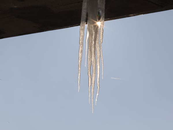 Winter in Potsdam. Glätte, Kälte, Verkehr, Tiere. Eiszapfen unter der Humboldtbrücke.