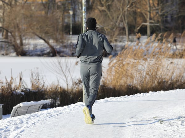 Winter in Potsdam. Glätte, Kälte, Verkehr, Tiere. Jogger in der Neustedter Havelbucht.