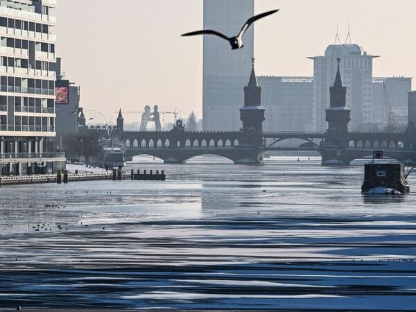 07.01.2026, Berlin: Eisschollen haben sich auf der Spree vor der Oberbaumbrücke gebildet. In Berlin und Brandenburg scheint die Sonne bei Miniustemperaturen. Foto: Jens Kalaene/dpa +++ dpa-Bildfunk +++
MoSnow
