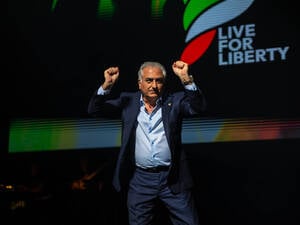 Reza Pahlavi Speech in Los Angeles 06/11/2023 Los Angeles, United States. Iranian crown prince Reza Pahlavi, activist, advocate, and oldest son of the last Shah of Iran, gives a speech at Live For Liberty , a benefit concert in support of the Woman, Life, Freedom movement in Iran. Los Angeles California United States Copyright: xDavidxPashaeex