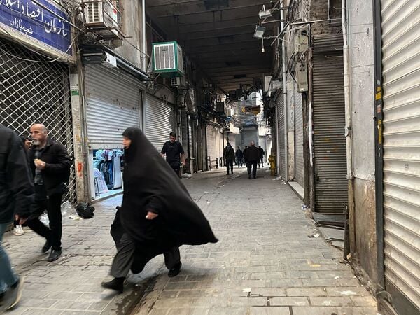dpatopbilder - 06.01.2026, Iran, Teheran: Menschen gehen in Teherans jahrhundertealtem Hauptbasar an geschlossenen Geschäften vorbei. Foto: Vahid Salemi/AP/dpa +++ dpa-Bildfunk +++