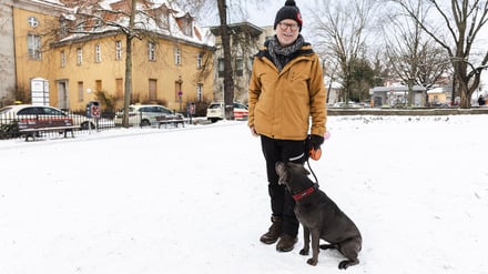 Matthias Stock mit seiner Hündin Paula am Rathaus Zehlendorf.