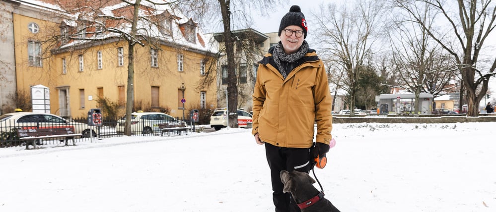 Matthias Stock mit seiner Hündin Paula am Rathaus Zehlendorf.