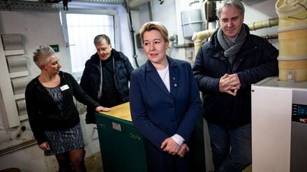 Wirtschaftssenatorin Franziska Giffey (SPD,M), Heimleiterin Ricarda Stein (l) und Heizungsmonteur Thomas Haun (r), Heizungsmonteur. 