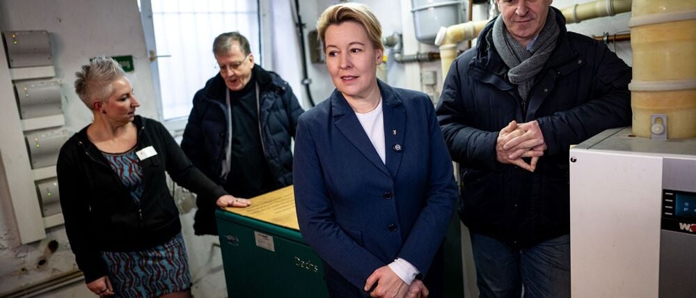 Wirtschaftssenatorin Franziska Giffey (SPD,M), Heimleiterin Ricarda Stein (l) und Heizungsmonteur Thomas Haun (r), Heizungsmonteur.