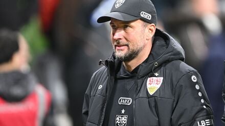 Trainer Sebastian Hoeneß und der VfB sind am Samstag in Leverkusen zu Gast. (Archivbild)