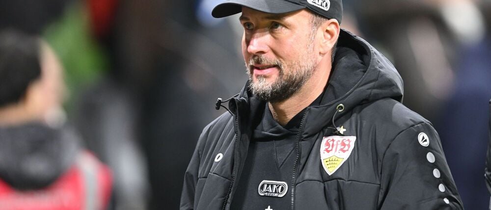 Trainer Sebastian Hoeneß und der VfB sind am Samstag in Leverkusen zu Gast. (Archivbild)