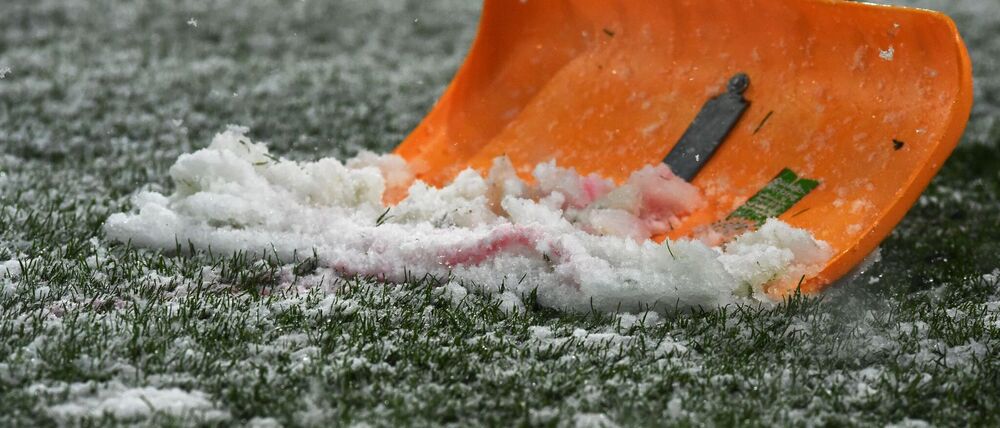 Das Winterwetter könnte auch Einfluss auf die Spiele in der Fußball-Bundesliga haben. (Symbolbild)