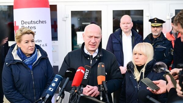 ARCHIV - 04.01.2026, Berlin: Kai Wegner (CDU, M), Regierender Bürgermeister von Berlin, spricht während eines Stromausfalls im Südwesten Berlins an einer Notunterkunft zwischen Franziska Giffey (SPD, l), Berliner Senatorin für Wirtschaft, Energie und Betriebe, und Iris Spranger (SPD), Berliner Senatorin für Inneres und Sport. (zu dpa: «Wegner wankt: Ein Tennismatch in Berlin und seine Folgen») Foto: Sebastian Gollnow/dpa +++ dpa-Bildfunk +++