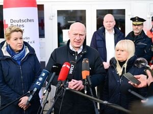 ARCHIV - 04.01.2026, Berlin: Kai Wegner (CDU, M), Regierender Bürgermeister von Berlin, spricht während eines Stromausfalls im Südwesten Berlins an einer Notunterkunft zwischen Franziska Giffey (SPD, l), Berliner Senatorin für Wirtschaft, Energie und Betriebe, und Iris Spranger (SPD), Berliner Senatorin für Inneres und Sport. (zu dpa: «Wegner wankt: Ein Tennismatch in Berlin und seine Folgen») Foto: Sebastian Gollnow/dpa +++ dpa-Bildfunk +++