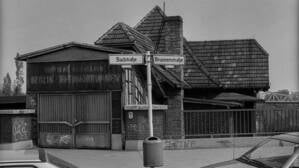 Klirrende Durchfahrt, singende Beschleunigung: Der S-Bahnhof Gesundbrunnen im Jahr 1990.