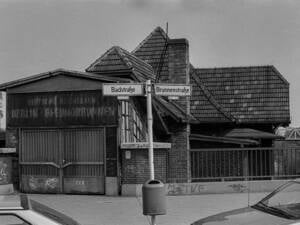Klirrende Durchfahrt, singende Beschleunigung: Der S-Bahnhof Gesundbrunnen im Jahr 1990.