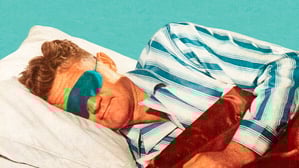 Ein schlafender Mann mit einer Schlafmaske.