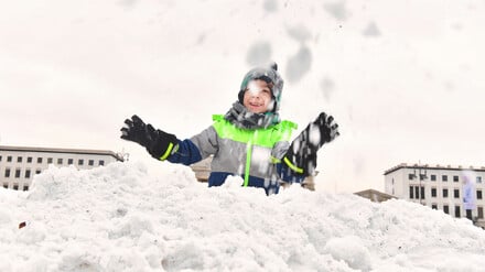Aaron (5) aus Köln tobt auf dem Pariser Platz im Schnee. In Berlin und Brandenburg setzt sich das winterliche Wetter am Wochenende fort. +++ dpa-Bildfunk +++