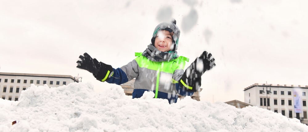 Aaron (5) aus Köln tobt auf dem Pariser Platz im Schnee. In Berlin und Brandenburg setzt sich das winterliche Wetter am Wochenende fort. +++ dpa-Bildfunk +++