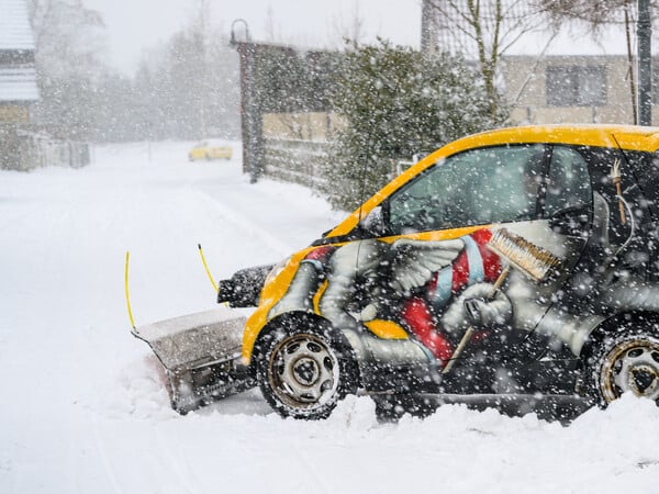 Ein Smart mit Schneeräumschild eines privaten Winterdienstes ist im dichten Schneetreiben im Einsatz. In Berlin und Brandenburg setzt sich das winterliche Wetter am Wochenende fort. +++ dpa-Bildfunk +++
