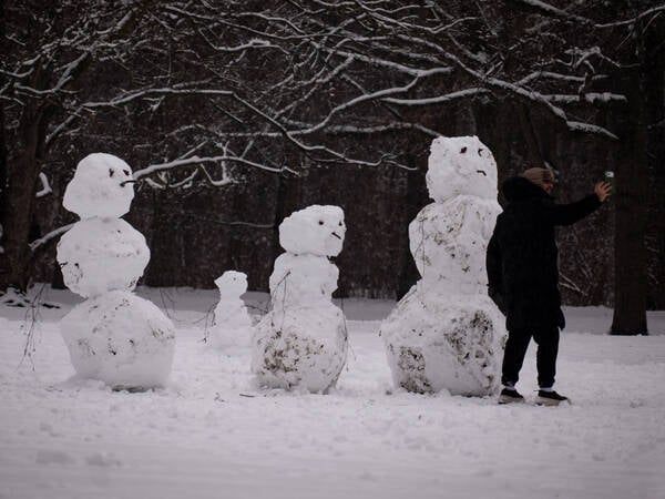 Ein Mann macht Selfies mit Schneemänner während eines Schneefalls im Tiergarten in Berlin am 3. Januar 2026. Schneefall in Berlin *** A man takes selfies with snowmen during a snowfall in the Tiergarten in Berlin on January 3, 2026 Snowfall in Berlin