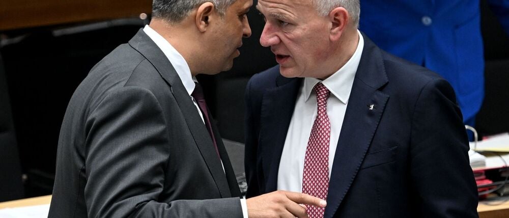 SPD-Fraktionschef Raed Saleh und der Regierende Bürgermeister Kai Wegner (l, CDU) arbeiteten in der Koalition bisher gut zusammen. (Archivbild)