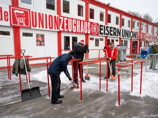 Fußball, Herren, Saison 2025/2026, 1. Bundesliga, 1. FC Union Berlin, freiwillige Fans und Angestellte befreien Wege und Parkplätze am und im Stadion An der Alten Försterei von Schnee, im Bild: Fans am Einlass auf der Waldseite, 08.01. 2026, *** Soccer, men, season 2025 2026, 1 Bundesliga, 1 FC Union Berlin, volunteer fans and employees clear snow from paths and parking lots at and in the stadium An der Alten Försterei, in the picture fans at the entrance on the forest side, 08 01 2026, Copyright: xMatthiasxKochx