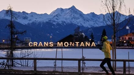 Ein Mann läuft am frühen Morgen in Crans-Montana in den Schweizer Alpen.