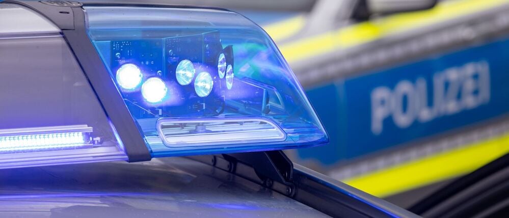 ARCHIV - 04.08.2021, Bayern, Nürnberg: Ein Blaulicht auf dem Dach eines Polizeifahrzeugs. (zu dpa: «Mann überschlägt sich mit Auto und läuft verletzt davon») Foto: Daniel Karmann/dpa +++ dpa-Bildfunk +++