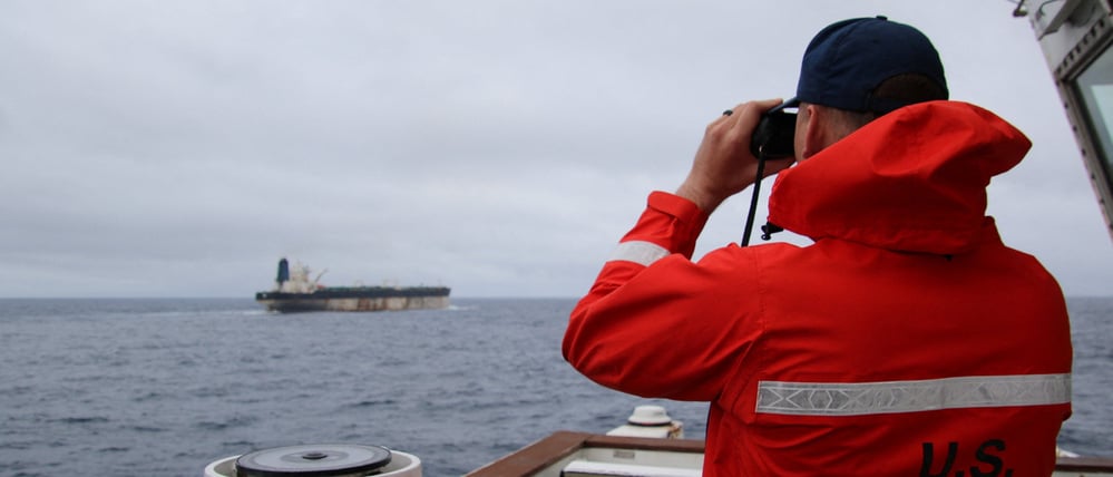 In einer aufsehenerregenden Aktion haben die USA auf offener See zwei Schattenflotte-Tanker festgesetzt – und damit den Kreml provoziert.