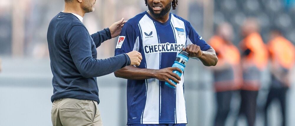 Stefan Leitl (l) schickt Deyovaisio Zeefuik nach einem Trainingszoff mit Paul Seguin vom Feld. (Archivbild)