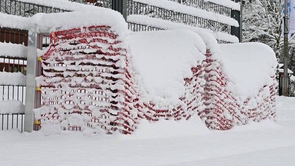 Fußballplatz voll mit Schnee (Symbolbild). 