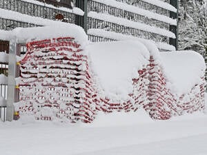 Fußballplatz voll mit Schnee (Symbolbild). 