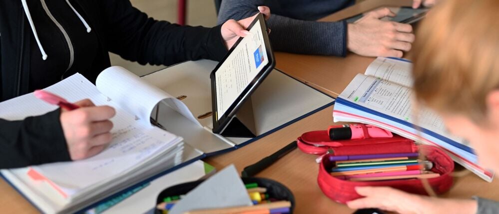 Schüler arbeiten in einer Unterrichtsstunde mit Tablets. (Symbolbild)