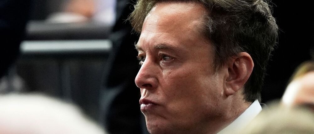 Der KI-Chatbot Grok von Elon Musks Unternehmen X steht in der Kritik. (Archivbild)