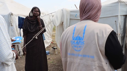 Eine Helferin von Islamic Relief im Gespräch mit einer Vertriebenen in einem Lager für Binnevertriebene im Sudan. // Weiterer Text über ots und www.presseportal.de/nr/50131 / Die Verwendung dieses Bildes für redaktionelle Zwecke ist unter Beachtung aller mitgeteilten Nutzungsbedingungen zulässig und dann auch honorarfrei. Veröffentlichung ausschließlich mit Bildrechte-Hinweis.