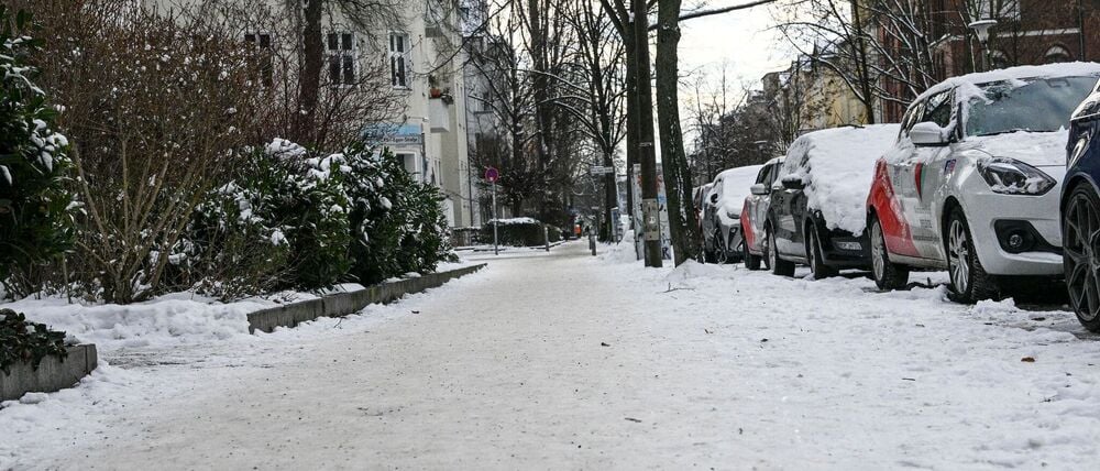 Ein Fußgängerweg in einem Wohngebiet ist nicht geräumt. Es besteht Rutschgefahr.