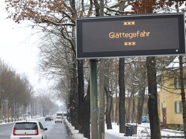 Winter Potsdam, Warntafel Heinrich Mann Allee