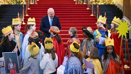 Kinder der St. Mauritius-Grundschule in Berlin-Lichtenberg werden zum Sternsingen von Berlins Regierendem Bürgermeister Kai Wegner (CDU) begrüßt.