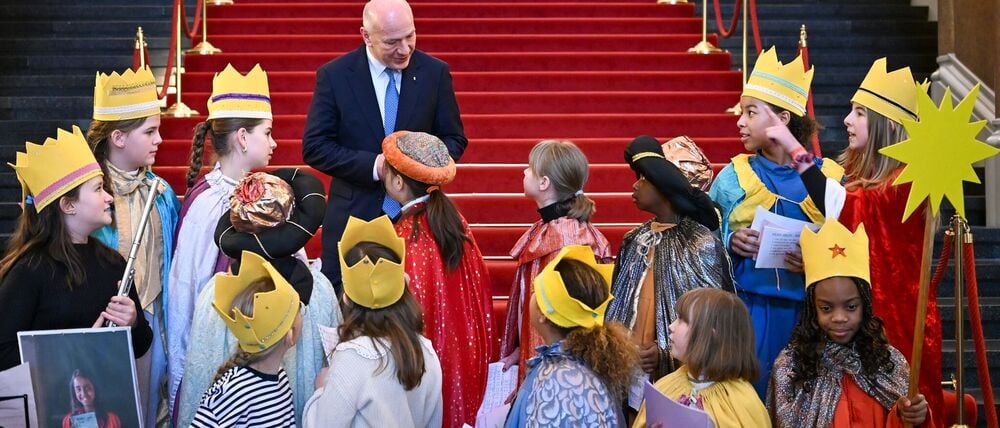 Kinder der St. Mauritius-Grundschule in Berlin-Lichtenberg werden zum Sternsingen von Berlins Regierendem Bürgermeister Kai Wegner (CDU) begrüßt.