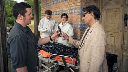 Gregor (Felix Kreutzer, l) zeigt Armin (Wolfgang Bahro, r) das Mordopfer am Tatort in einer Szene aus der Folge „Haveltod“ aus der Krimireihe „Ein Potsdam-Krimi“.