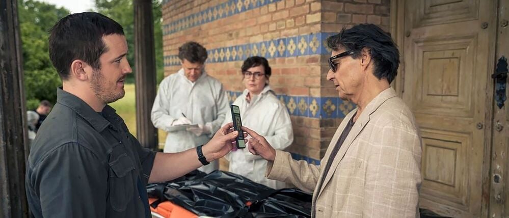 Gregor (Felix Kreutzer, l) zeigt Armin (Wolfgang Bahro, r) das Mordopfer am Tatort in einer Szene aus der Folge „Haveltod“ aus der Krimireihe „Ein Potsdam-Krimi“.