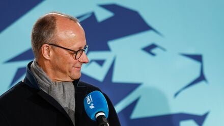 Wohlfühlen beim bayerischen Löwen, der gerade nur leise brüllt: Friedrich Merz am Donnerstag in Seeon.