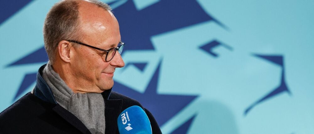 Wohlfühlen beim bayerischen Löwen, der gerade nur leise brüllt: Friedrich Merz am Donnerstag in Seeon.