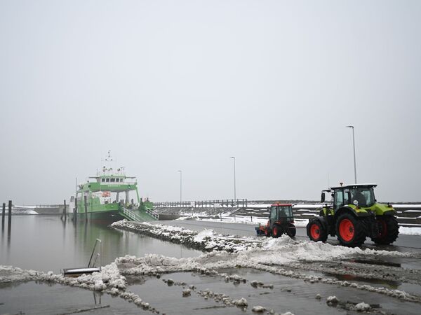 08.01.2026, Hamburg, Neuharlingersiel: Das Fähr- und Frachtschiff Spiekeroog IV liegt im Hafen. Schnee, Eis und Sturm zwingen die Insel-Reedereien zu massiven Einschränkungen. Der Fährbetrieb nach Spiekeroog kommt zum Erliegen. Foto: Lars Penning/dpa +++ dpa-Bildfunk +++