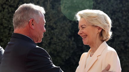 Jordaniens König Abdullah begrüßt die Präsidentin der Europäischen Kommission, Ursula von der Leyen, während eines EU-Jordanien-Gipfels in Amman.