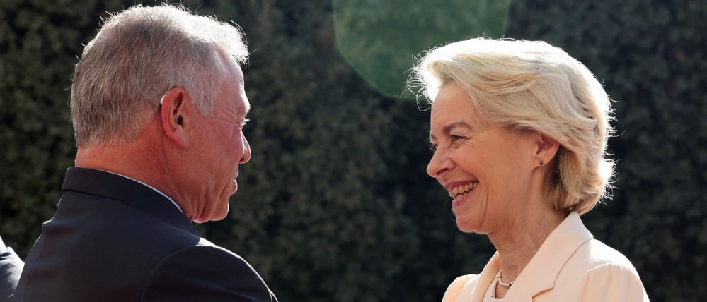 Jordaniens König Abdullah begrüßt die Präsidentin der Europäischen Kommission, Ursula von der Leyen, während eines EU-Jordanien-Gipfels in Amman.
